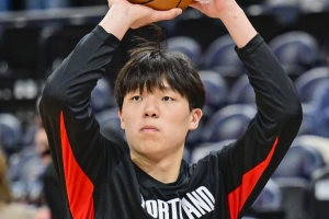 小楊下場后落淚問題不大 開拓者下屬球隊的GM助理杰特很看好他