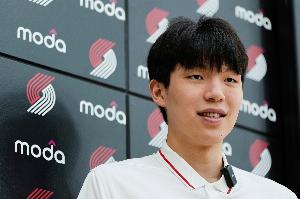 楊瀚森在常規(guī)賽面對的困難更多 需不斷積累經(jīng)驗 盡快減少防守錯誤