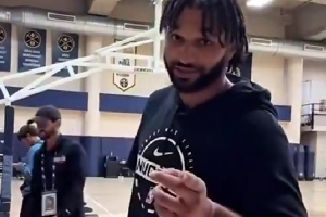 不容易！穆雷挑戰(zhàn)負角度投籃：前四次框框打鐵 第五次命中