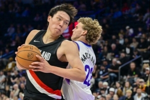 媒體人：小楊最大的問題是在對抗方面 開拓者本想讓他上場多表現(xiàn)