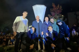 亞特蘭大慶祝俱樂(lè)部成立118周年，制作歐聯(lián)杯獎(jiǎng)杯的大理石雕像