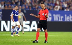 吉爾-曼薩諾執(zhí)法巴薩44場(chǎng)比賽，共向巴薩出示了12張紅牌