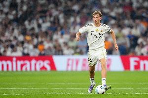 記者：受傷的赫伊森仍然來到皇馬訓(xùn)練基地，他希望盡快恢復(fù)