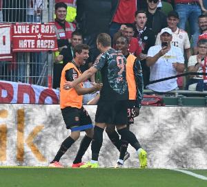 老好人！圖片報：凱恩近日主動打電話指點特爾，安慰犯錯的小貝林