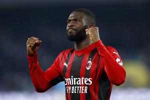 記者：米蘭正在和托莫里談續(xù)約，球員希望留隊目前談判氛圍很好