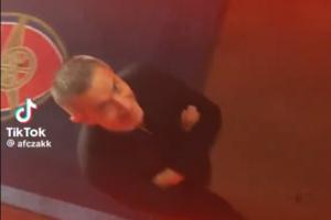 幕后英雄，轉會的神！阿森納球迷賽后朝貝爾塔大喊，后者微微一笑