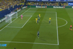 別扒拉我??佩佩沖撞多納魯馬，多納魯馬揪其衣領(lǐng)摸他頭被推開(kāi)