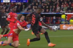 踢得有點(diǎn)臥底！巴黎后衛(wèi)扎巴爾尼兩次送點(diǎn)+拿到紅牌被罰下