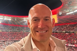 好久不見(jiàn)！41歲羅本重返慕尼黑，現(xiàn)場(chǎng)觀戰(zhàn)拜仁vs布魯日的歐冠比賽