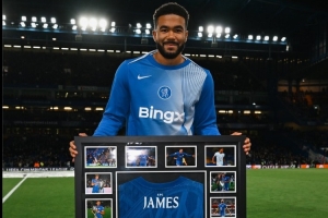 切爾西生涯200場(chǎng)里程碑！里斯-詹姆斯在賽前獲贈(zèng)紀(jì)念球衣并展示