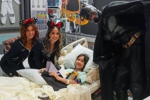 暖心大男孩！內(nèi)史密斯COS蝙蝠俠 帶著拉拉隊去醫(yī)院看望生病小朋友