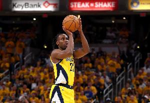 狀態(tài)一般！內史密斯7中2僅拿5分7板  6犯離場