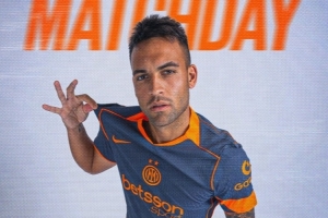 強(qiáng)強(qiáng)對(duì)話！國(guó)米發(fā)布客戰(zhàn)那不勒斯海報(bào)：勞塔羅單人出鏡