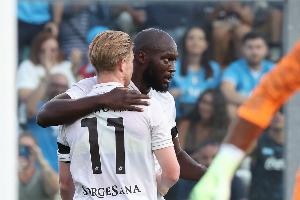 ??盧卡庫季前賽射門拉傷長期傷缺，現(xiàn)隊(duì)友德布勞內(nèi)也因射門受傷