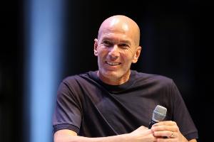 記者：齊達(dá)內(nèi)幾天前就拒絕了尤文圖斯的邀請，他只等待法國隊(duì)