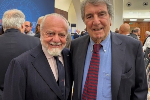 為迪諾-佐夫頒獎(jiǎng)！德佬曬合照：我不會(huì)忘記你曾效力那不勒斯5年