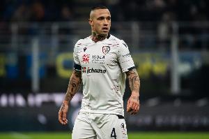 踢球的使命！納因戈蘭：父親避債離家出走，母親獨自撫養(yǎng)5個孩子