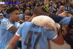 太子就是帥！福登慶祝時被球迷摟著自拍，還看了鏡頭笑的特別配合