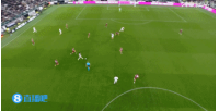 早早射門就完了...麥肯尼帶球殺進(jìn)禁區(qū)，調(diào)整過多被防守球員斷球