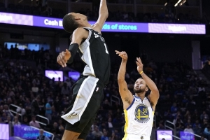 張佳瑋：庫里極致魔球 科爾對(duì)庫里的使用贏了米奇對(duì)文班的使用