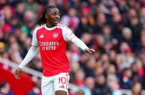 埃澤國家隊生涯前3球皆為替補出場攻入，英格蘭隊史第二人