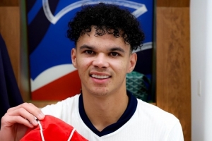 奧賴利上演英格蘭隊首秀，賽后斯通斯為他頒發(fā)紀念帽子