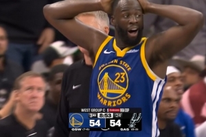 可惜沒挑戰(zhàn)了！追夢底線上籃命中&撞倒文班 裁判吹進(jìn)攻犯規(guī)