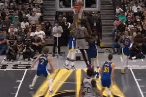 一柱擎天！卡斯?fàn)柕拙€球直接給文班 隔人空接暴扣裁判吹提前犯規(guī)