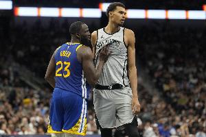 追夢(mèng)談防守文班：馬刺為他設(shè)置了各種掩護(hù) 我感覺自己像在追庫里