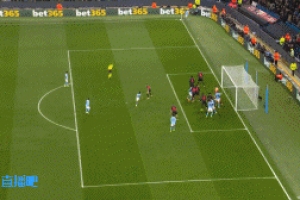 曼城禁區(qū)內(nèi)混戰(zhàn)，阿克近射可惜被門將撲出