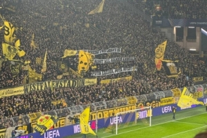 多特球迷拉橫幅聲援黃潛球迷：反對西甲海外賽，去他媽的西甲