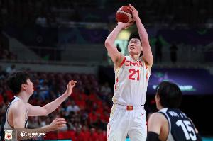 還是你穩(wěn)！胡金秋半場4中4高效拿下8分1籃板