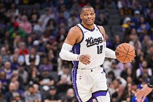 倆人加起來74歲了！威少強(qiáng)攻造樂福犯規(guī) 爵士挑戰(zhàn)失敗