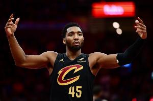 重新打回懸念！米切爾連續(xù)射中兩記三分將分差追到只差2分