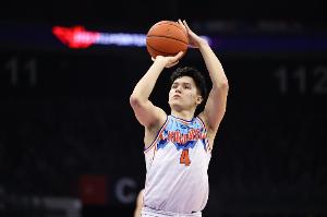 太猛了！伊力福拉提半場(chǎng)10中6轟下17分1板 半場(chǎng)壓哨接力三分