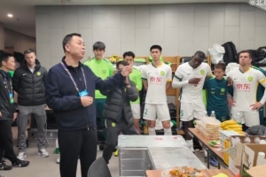 周金輝來(lái)到球隊(duì)更衣室，為球隊(duì)送上鼓勵(lì)