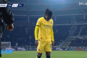 半小時(shí)傷退！萊奧射門后出現(xiàn)受傷情況，被里奇換下