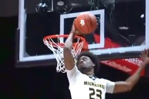 哥們這扣籃也太逆天了吧！頭發(fā)都要撞倒籃板了