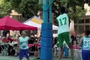 2米的小學(xué)生跟同齡人打籃球簡直是降維打擊??????