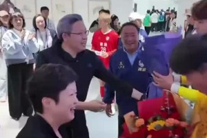 敢襲擊圓神??！安東尼慶祝時(shí)遭球迷扔水瓶