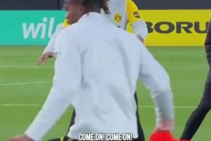 超級氛圍組阿德耶米！多特對內(nèi)訓練備戰(zhàn)德國杯對陣法蘭克福！