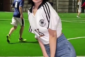 德國足球寶貝里竟有如此美艷的女子，實在令人挪不開眼??