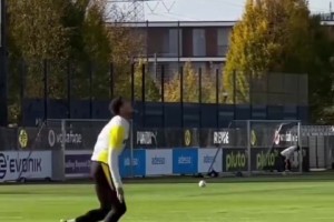 輕輕松松！恩梅查訓(xùn)練中展示自己的各種花式！