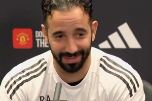 氛圍太好了！名場(chǎng)面：隊(duì)草巴特拉與諾比大叔播報(bào)多特首發(fā)名單！