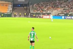 安東尼準備喝水時球隊發(fā)起進攻，立馬扔了水瓶，隨后助攻隊友破門