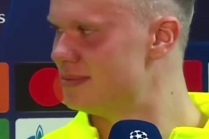 給哈寶干羞澀了！名場(chǎng)面：貝林強(qiáng)吻正在接受采訪的哈蘭德！