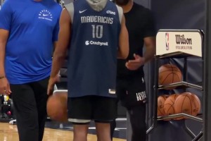 歐文即使受傷也在默默地為球隊(duì)復(fù)出，訓(xùn)練期間指導(dǎo)隊(duì)員?。?>
                                        <span></span>
                                        <p>歐文即使受傷也在默默地為球隊(duì)復(fù)出，訓(xùn)練期間指導(dǎo)隊(duì)員！！</p>
                                    </a>
                                </div>
                                                            </div>
                                                        <div   id=