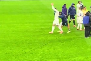 有情有義??！實(shí)拍：巴雷拉把哲科推向北看臺(tái)單獨(dú)接受致敬