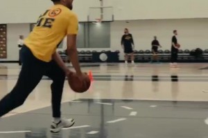 跟腱恢復(fù)得不錯(cuò)？哈利伯頓訓(xùn)練中秀左手扣籃！