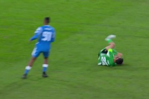 太離譜了！伊斯科遭阿姆拉巴特踢倒，隨后兩人均受傷離場！